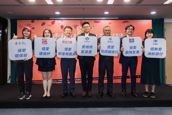 2/21世界母語日 客委會攜6大通路"推廣永續" 近年來，客委會積極透過不同社會議題，吸引民眾關注客家文化。2024年2月21日世界母語日前夕，客委會攜手6大通路，讓民眾不管是在通勤，或是購物過程，處處都能發現客委會留下的浪漫訊息！透過"愛地球、當浪漫"活動，邀請民眾多說客語、多做環保，在生活中結合2大永續議題。